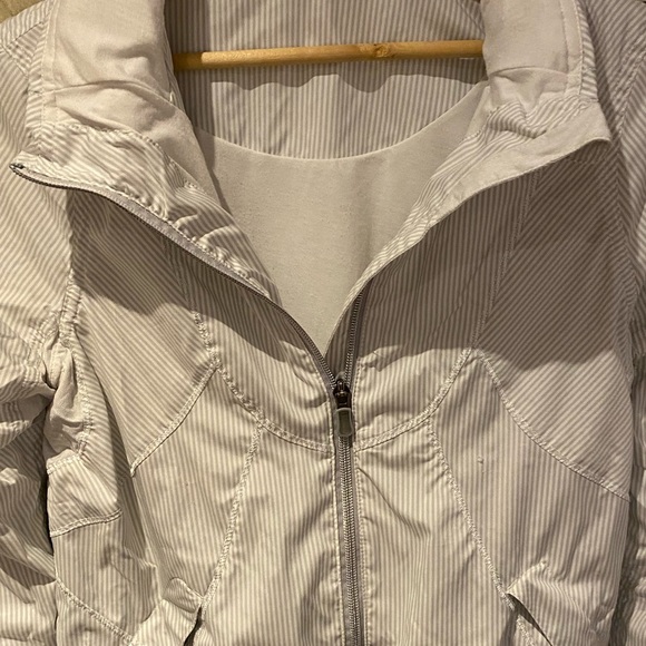 Lululemon Run Jacket - White, Lined with hood and a ton of pockets - size 8 - Picture 15 of 15